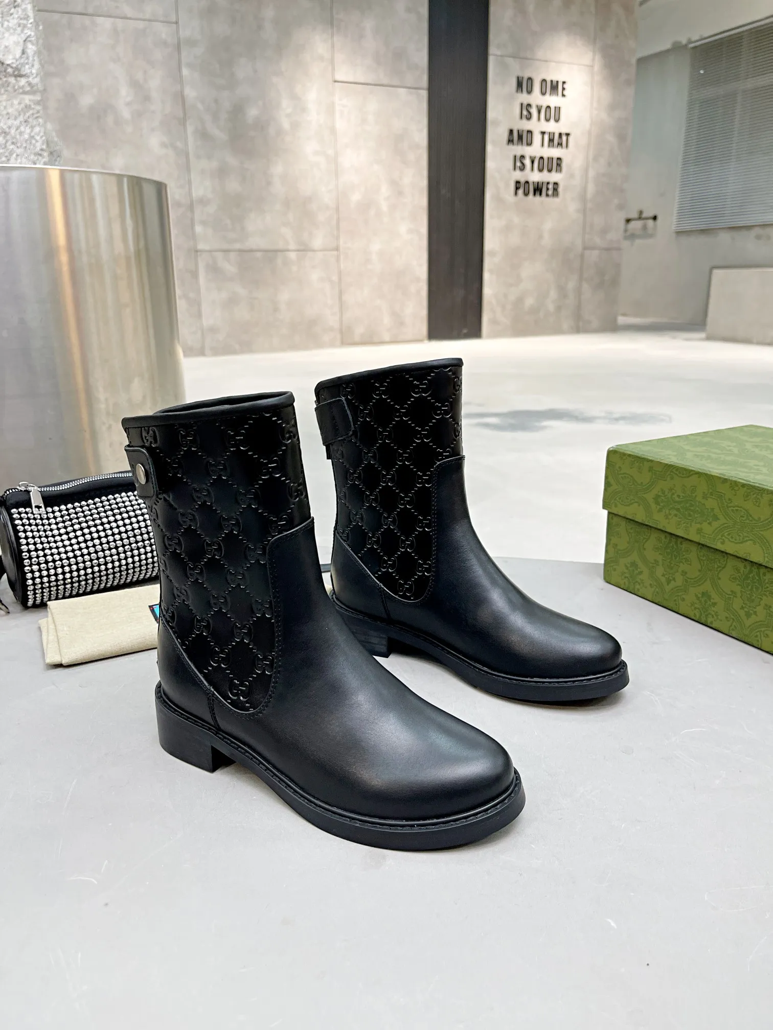 👟👟Ex-factory price 600👟👟 Gucci | Gucci short boots small embossed model ²⁰²¹𝐬𝐬 ⭐️ G home main series classic full cowhide printed embossing original classic never goes out of style 👟👟representative of classic hot style double G embossed As an iconic symbol of the brand with a distinctive style, each logo contains the brand's unique historical heritage and value pursuit, interpreting the fashionable and timeless aesthetic concept with enduring charm. Classic brand logo, brand spirit. ❥Gucci purchasing agent level! Full of high-end feel! This is a popular model among bloggers at home and abroad. It makes your feet look slender. It feels so beautiful on your feet! Upper: Original calfskin Lining: Imported sheepskin lining Outsole: Original molded outsole Shoe shaft height: 25cm Heel height: 4cm Shoe size: 35-39 (34, 40, 41 can be customized) Packaging: Original high-end full set of green packaging
